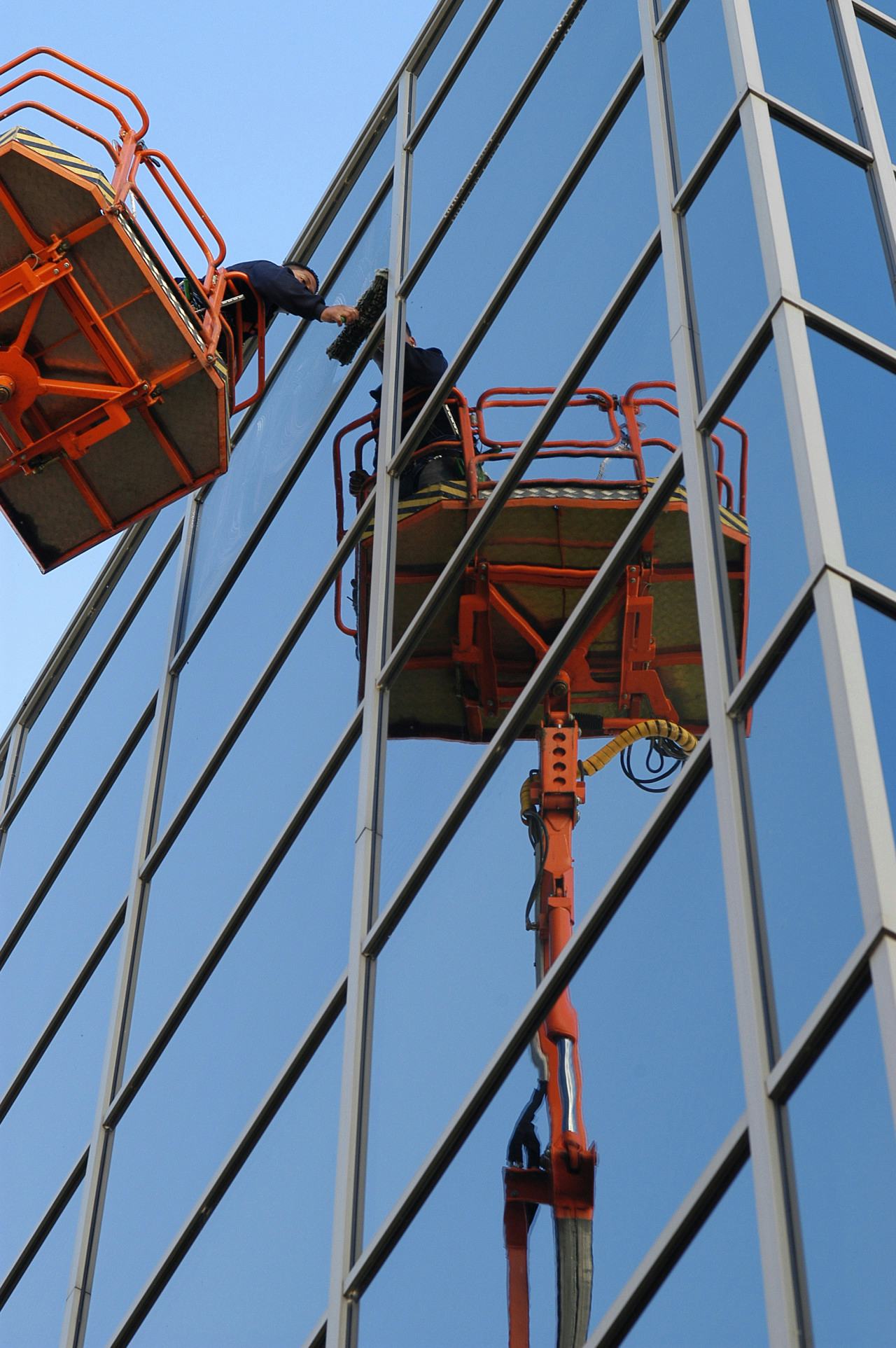 Glazenwasser komt vast te zitten in hoogwerker