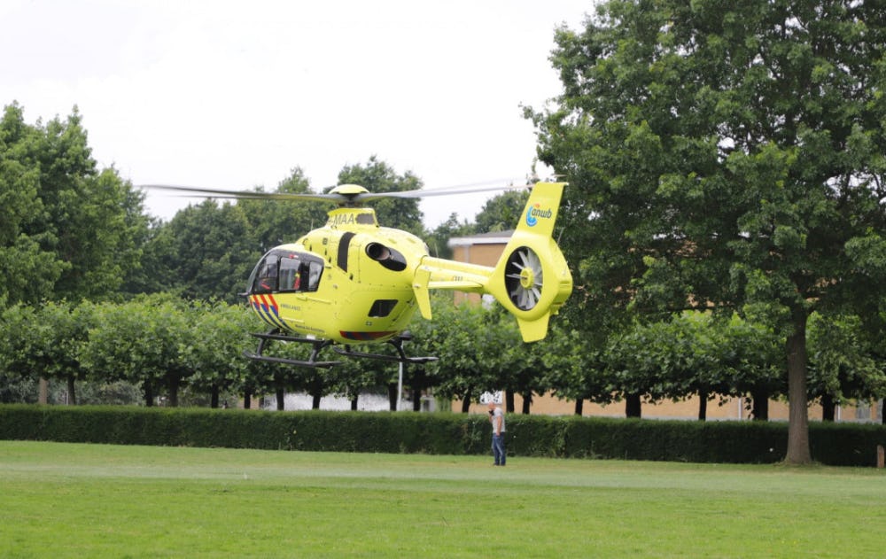 Glazenwasser valt van ladder en wordt door traumahelikopter opgehaald