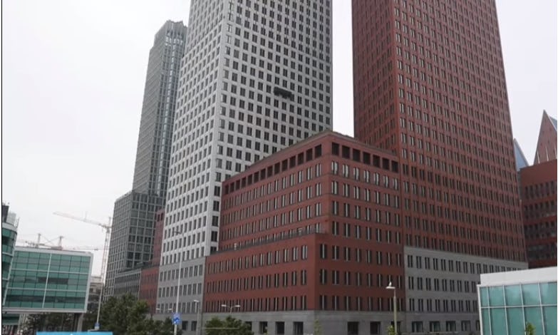 Glazenwassers gestrand op 18e verdieping door defecte lift