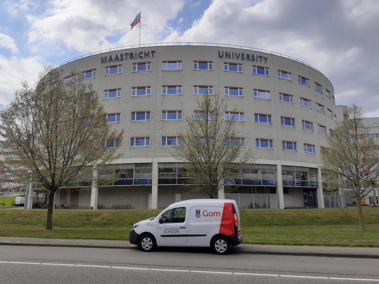 Facilicom Group levert 100ste elektrische bedrijfsauto aan schoonmaakbedrijf Gom