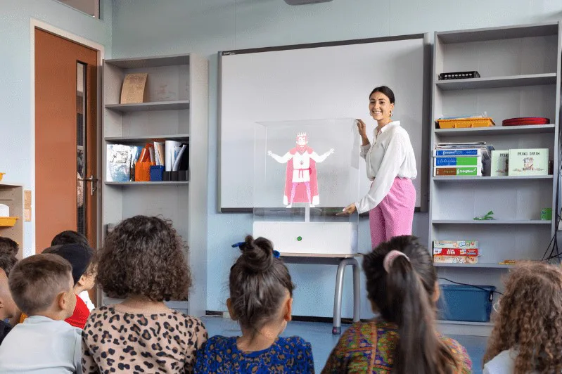 Prinses Darin van CSU helpt jeugd spelenderwijs afval scheiden