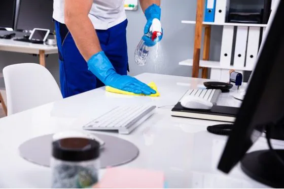 Schoonmakers niet te spreken over plan OSB voor schoonmaak thuiswerkplekken