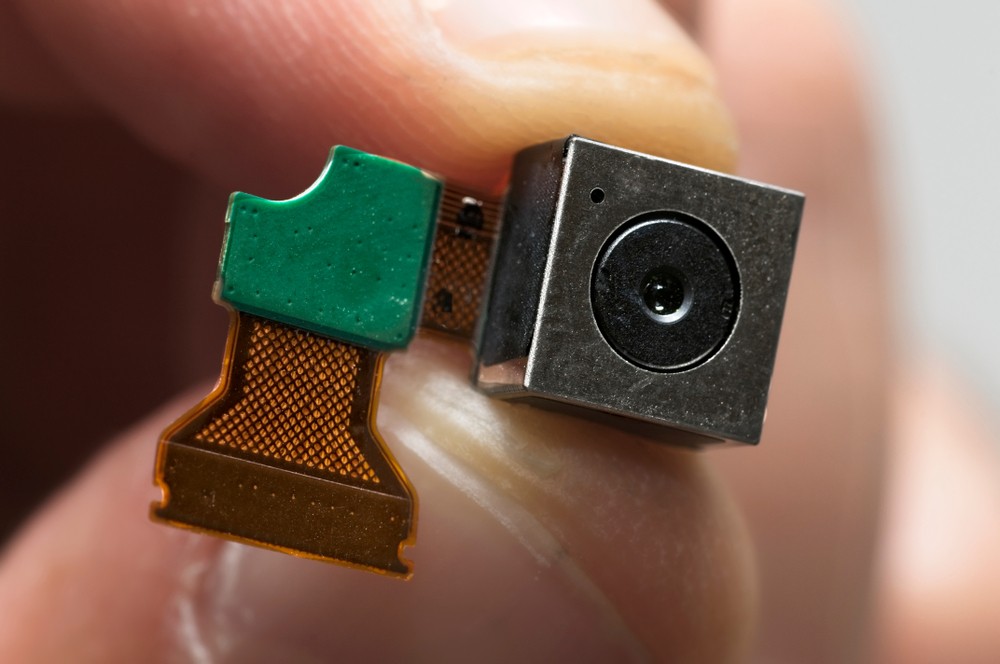 Schoonmaker die meekeek via camera in slaapkamer gaat de cel in