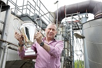 Van Houtum Swalmen, Jos Manders met energie bokaal bij de WKC. Warmtekrachtcentrale