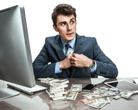 <p>Het Hoofd Technisch Beheer uit Harkstede van de Rijksuniversiteit van Groningen (RUG) is opgepakt vanwege grootschalige fraude. De fiscale inlichtingen- en opsporingsdienst (FIOD) pakte de man thuis op voor een zaak waarin hij voor tonnen heeft gefraudeerd.</p>
