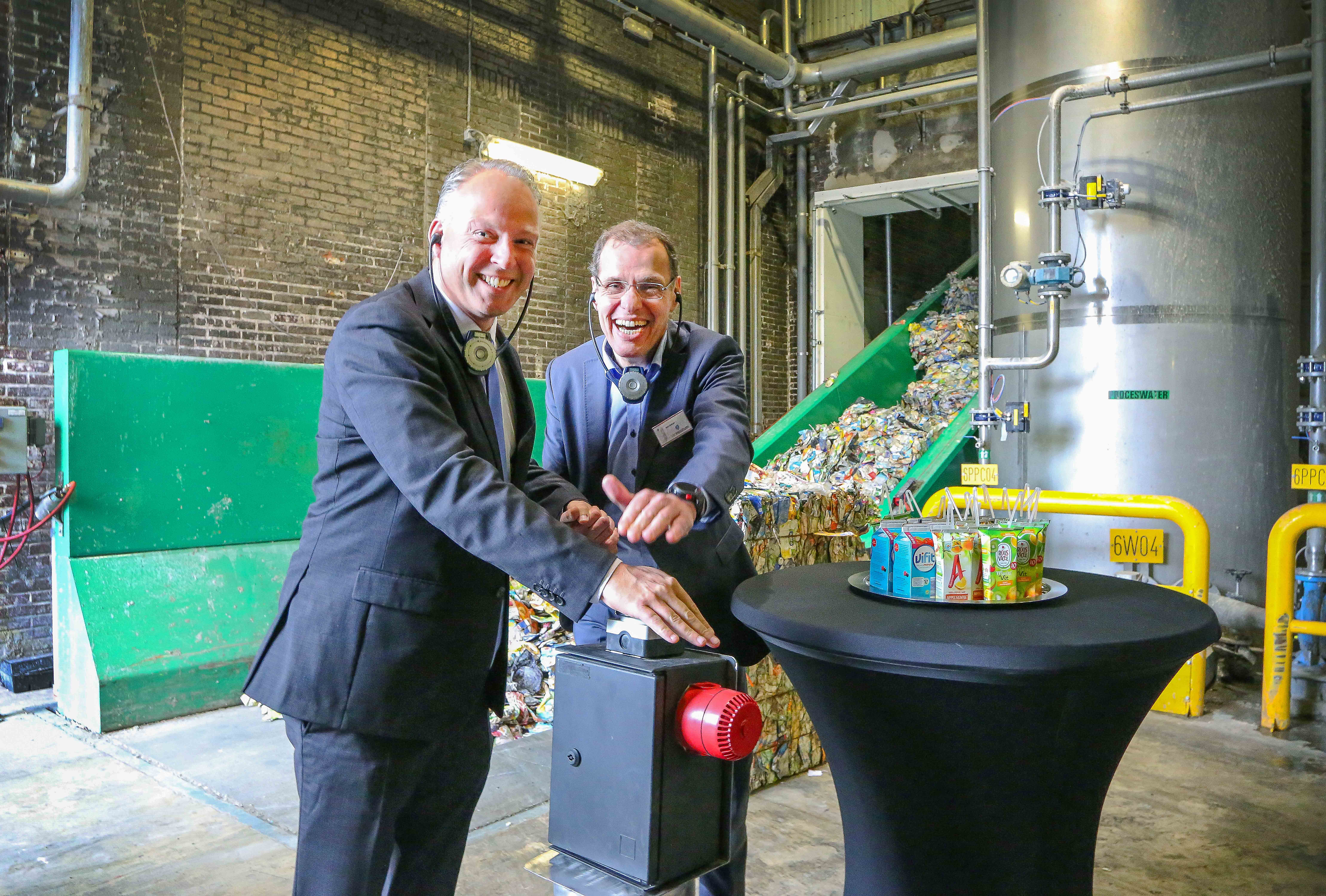 <p>SWALMEN – L: Remco Dijkstra (VVD) R: Bas Gehlen openen de Omnipulper.</p>
