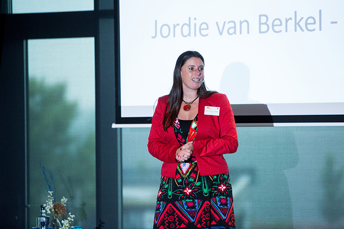 <p>Dagvoorzitter Jordie van Berkel -Schoonen in actie. </p>
