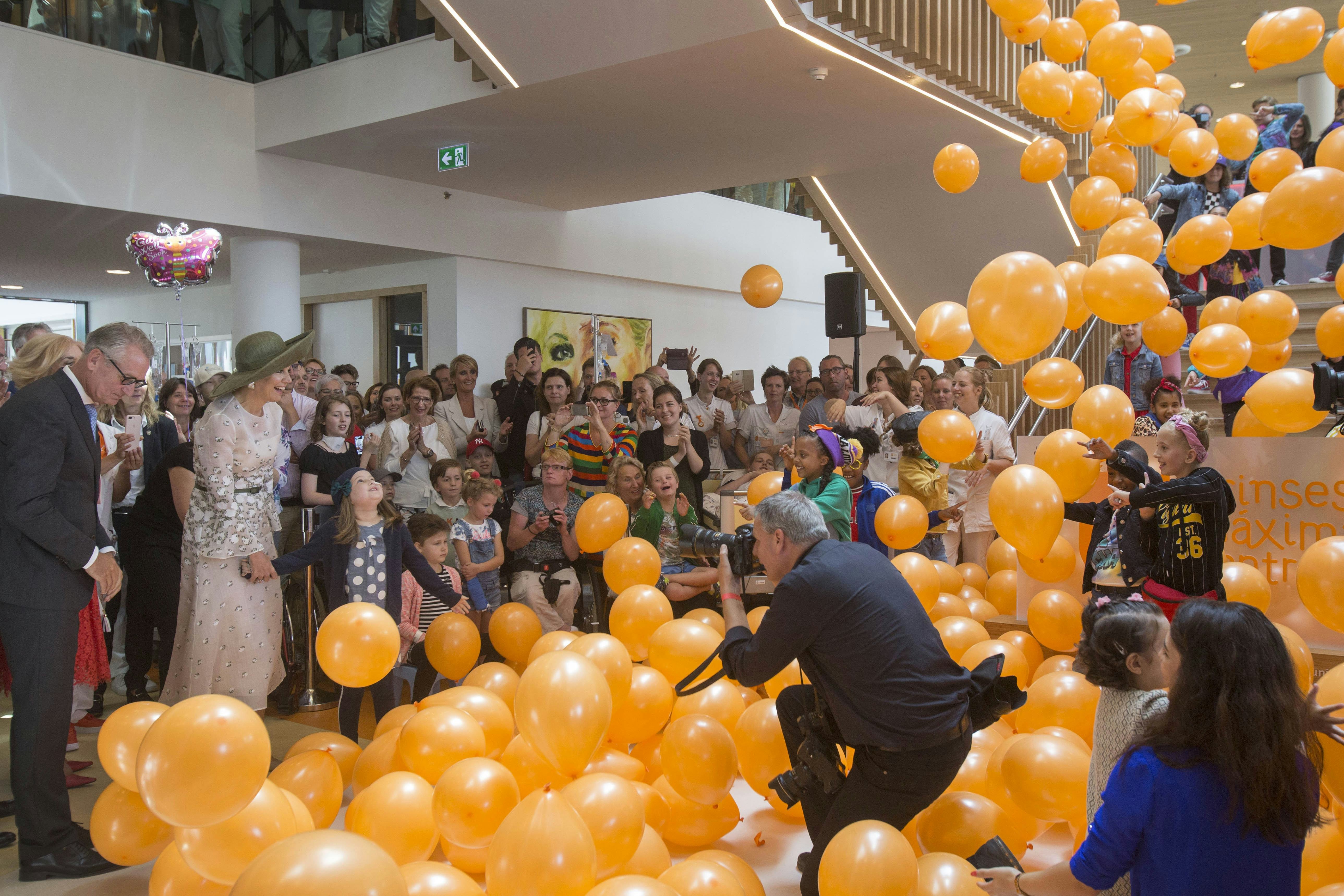 <p>Nederland, Utrecht, 5 juni 2018. Opening Prinses Maxima Centrum voor kinderoncologie. Hare Majesteit Koningin Maxima verricht openingshandeling. Voorzitter Raad van Bestuur van het Centrum, mevrouw Diana Monissen, heet iedereen welkom. Koningin ontvangt een herdenkingsmunt en krijgt een rondleiding door het nieuwe ziekenhuis. Foto: Werry Crone</p>