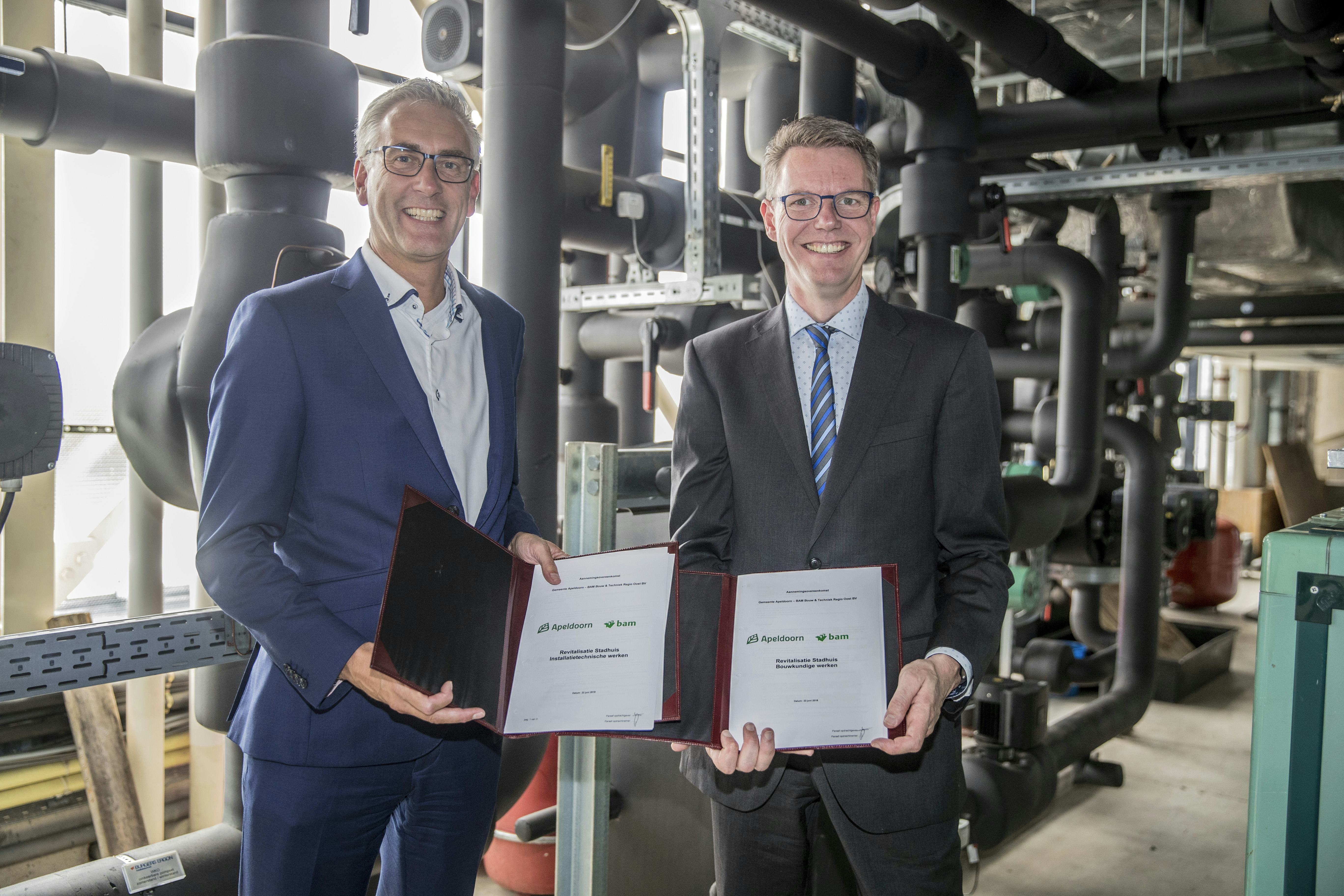 <p>Apeldoorn – Vrijdag ondertekenen wethouder Wim Willems en directeur Rolf Abbringh van BAM Bouw en Techniek Apeldoorn de overeenkomst voor de verbouwing van het stadhuis. Na de bouwvak gaat de aannemer het stadhuis verbouwen tot het Huis van de Stad. Foto Rob Voss – www.robvoss.nl</p>
