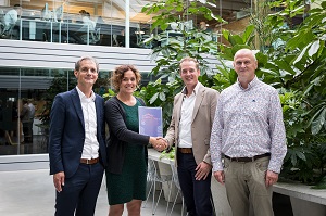 <p>Enolis overhandiging aan DGBC</p>
