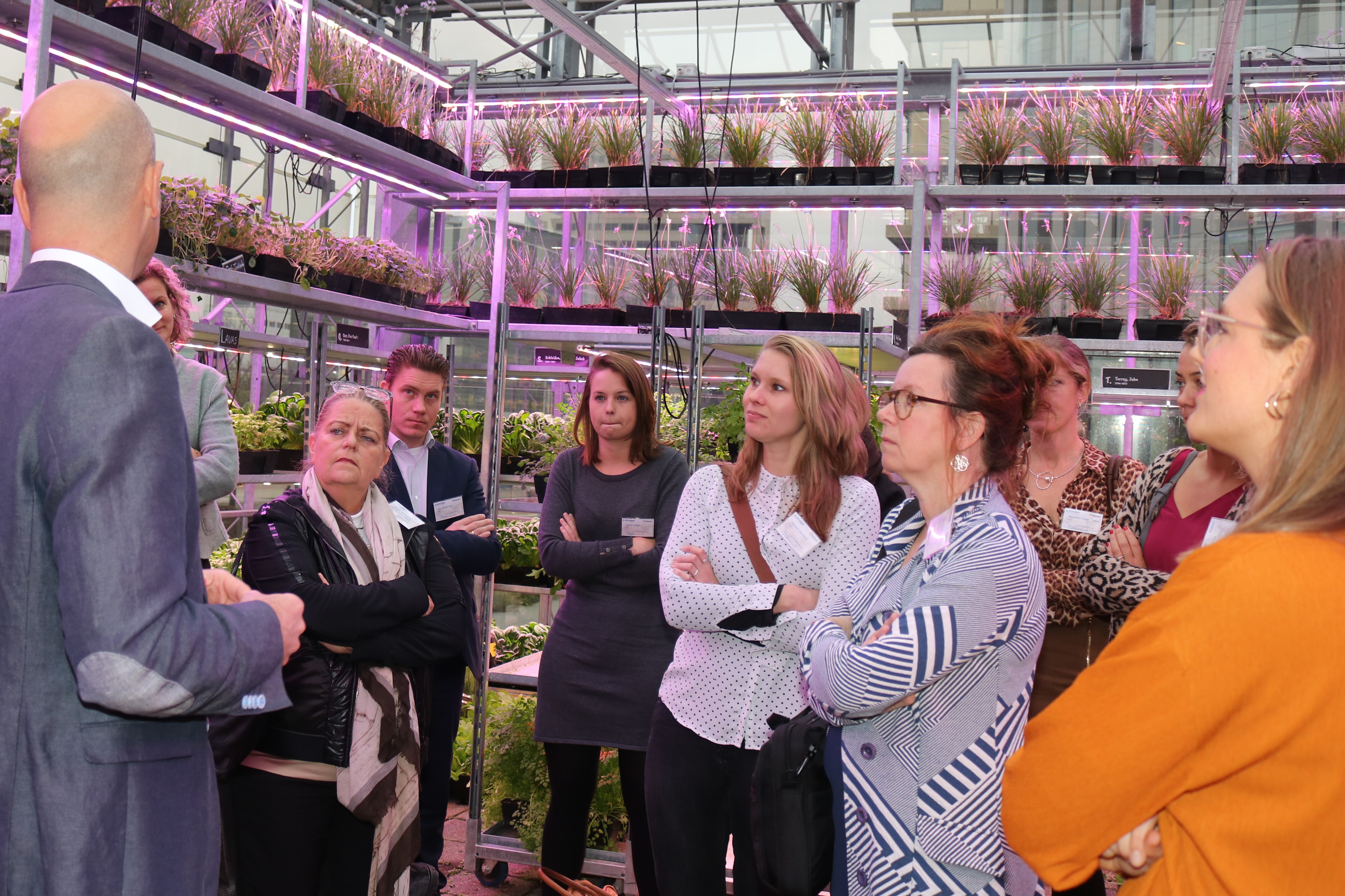 <p>Jacob-Jan Bos (links) geeft uitleg over de urban farm.</p>
