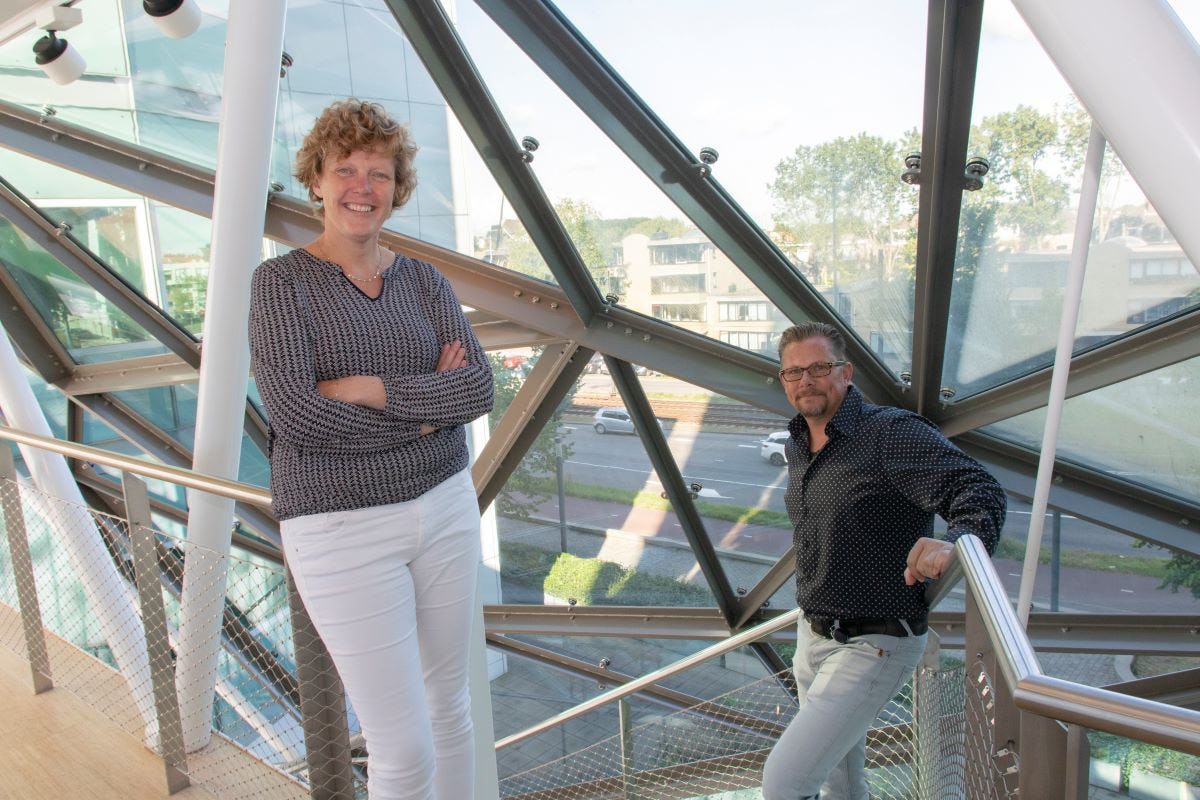 <p>Marleen Heijbrock, businessconsultant Facilitair Bedrijf en servicedeskmedewerker Richard Spruijt van de Volksbank.</p>