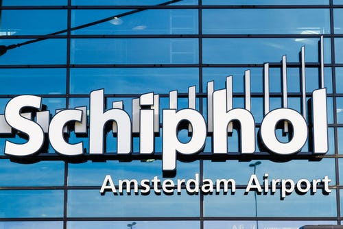 Minder schoonmakers Schiphol: actie met hoepels en mondkapjes van poetsdoek