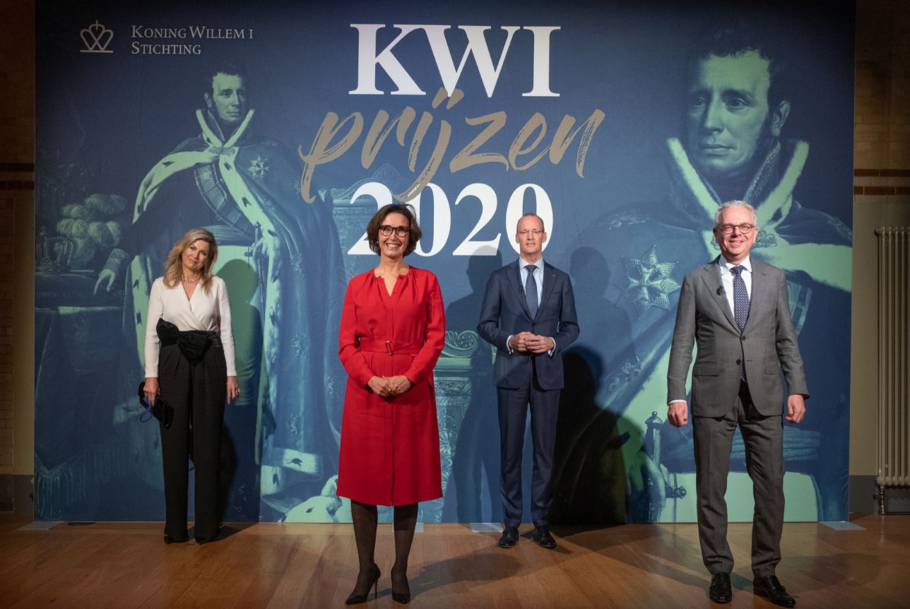 V.l.n.r.  Koningin Maxima, Esmée Ficheroux (lid Raad van Bestuur CSU), Prof. Dr. K.H.W. Klaas Knot (President De Nederlandsche Bank en voorzitter Koning Willem I Stichting) en John van Hoof (voorzitter Raad van Bestuur CSU).


