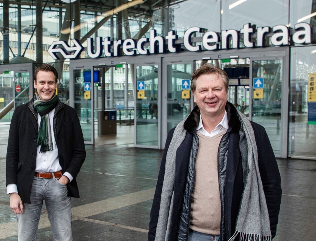 Links: Wilco van Unen (NS Stations) en rechts Erik Diks (ProRail): ‘Datagestuurd werken gaat ons veel brengen bij het optimaliseren van toiletschoonmaak op stations.’ Foto: Herbert Wiggerman.