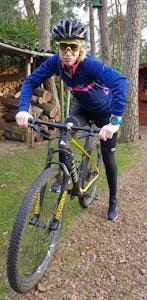 Tamara Agatz op de mountainbike