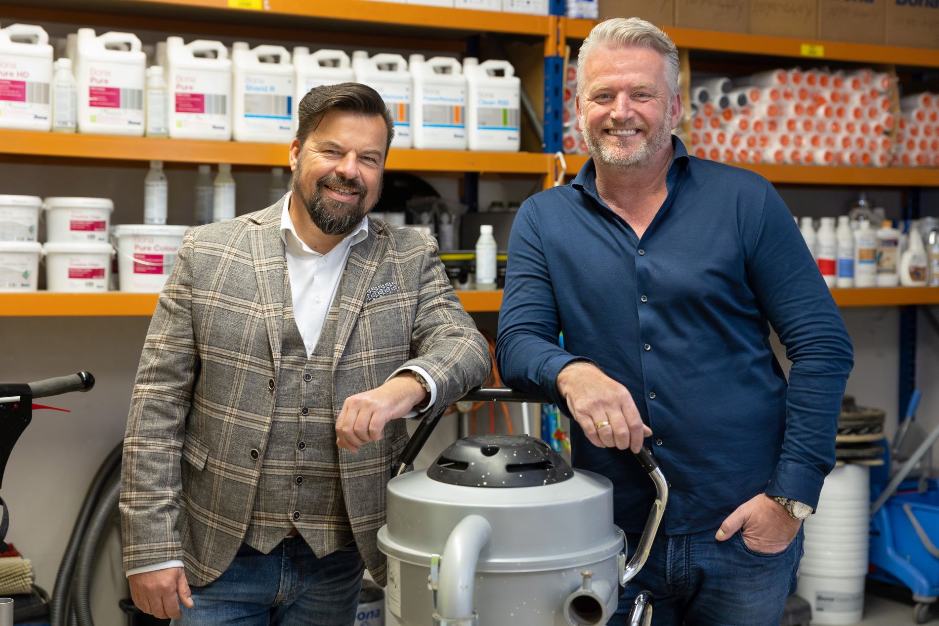 Ruud van Swieten van CSU (l.) en Frits Hoogewoonink van Vloer Boenen bundelden hun krachten om met de Bona-methode vloeren op een duurzame manier te renoveren en onderhouden.