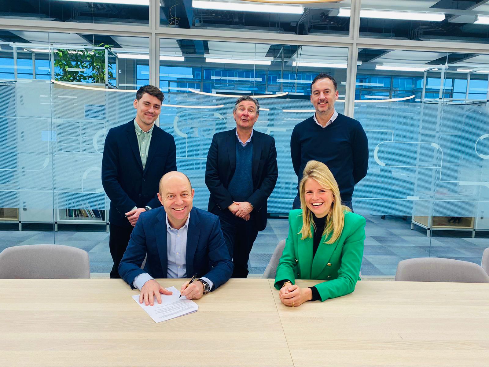 De ondertekening van het partnership door Dirk Bakker (Colliers) en Kimberley Roersma (HFC).  Staand v.l.n.r. Stijn von der Fuhr (HFC), Bas Ambachtsheer en Joost Vooijs (beiden Colliers). 