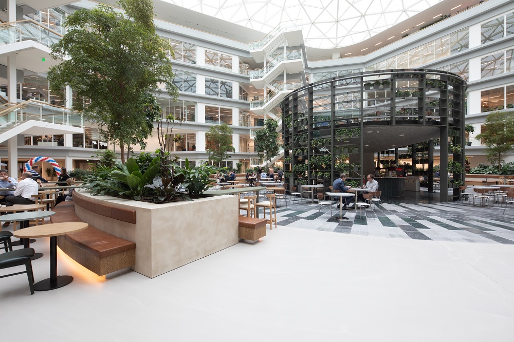 Het met daglicht overgoten atrium in Edge Amsterdam West (3.000 m2 ) voor werken, ontspannen en ontmoeten.  (Foto: Henk Snaterse)