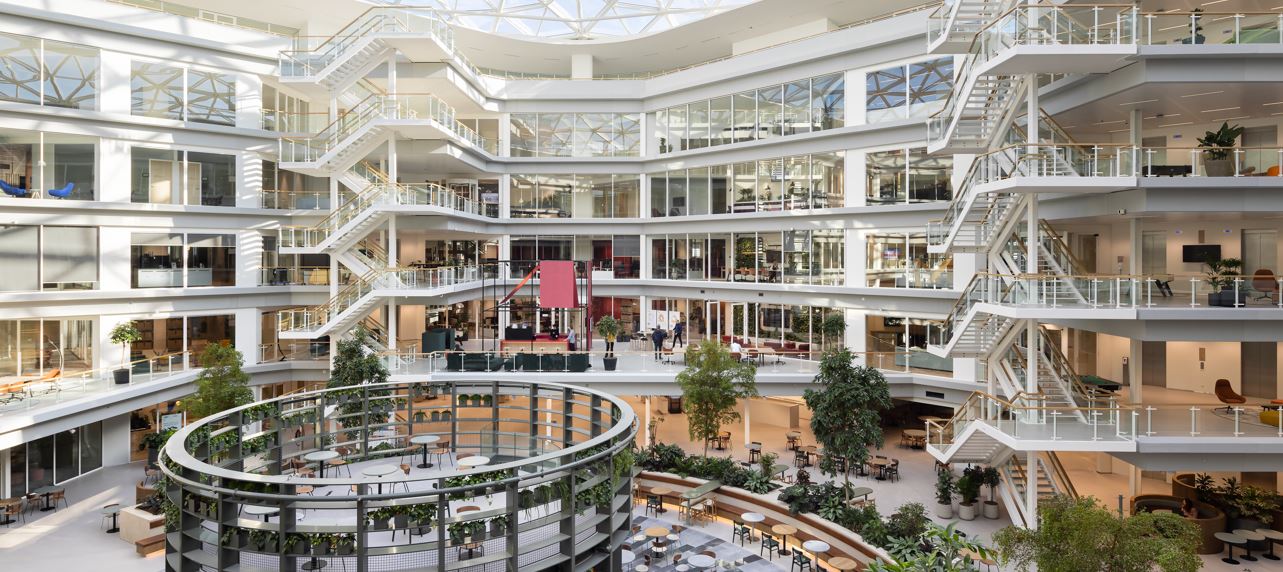 Het gemeenschappelijk atrium in EDGE Amsterdam West (foto: Stijn Poelstra) 