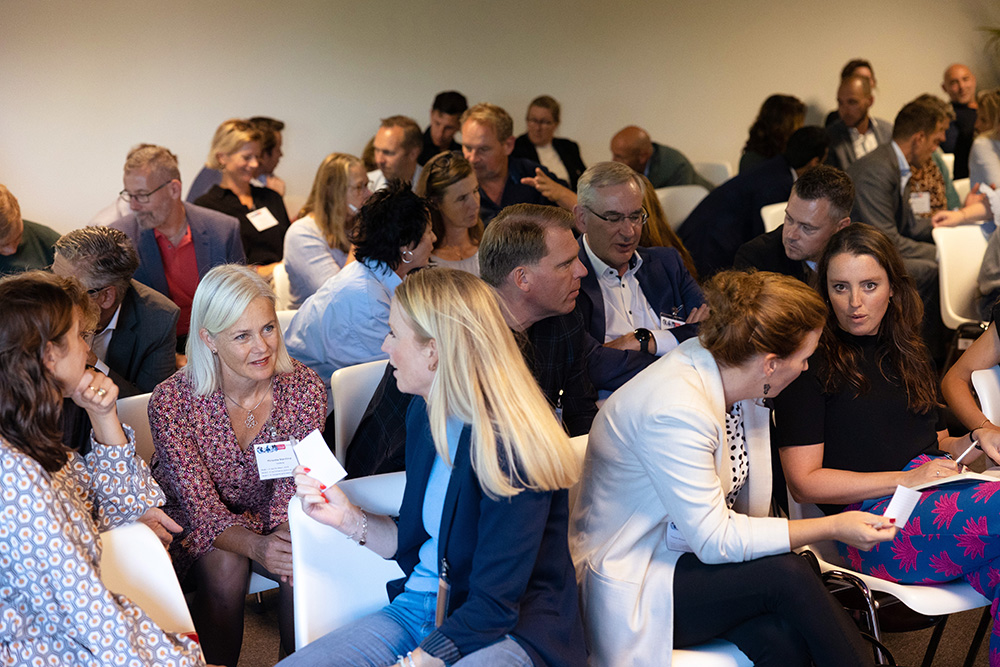Deelnemers met elkaar in gesprek over één prangende vraag voor het panel 