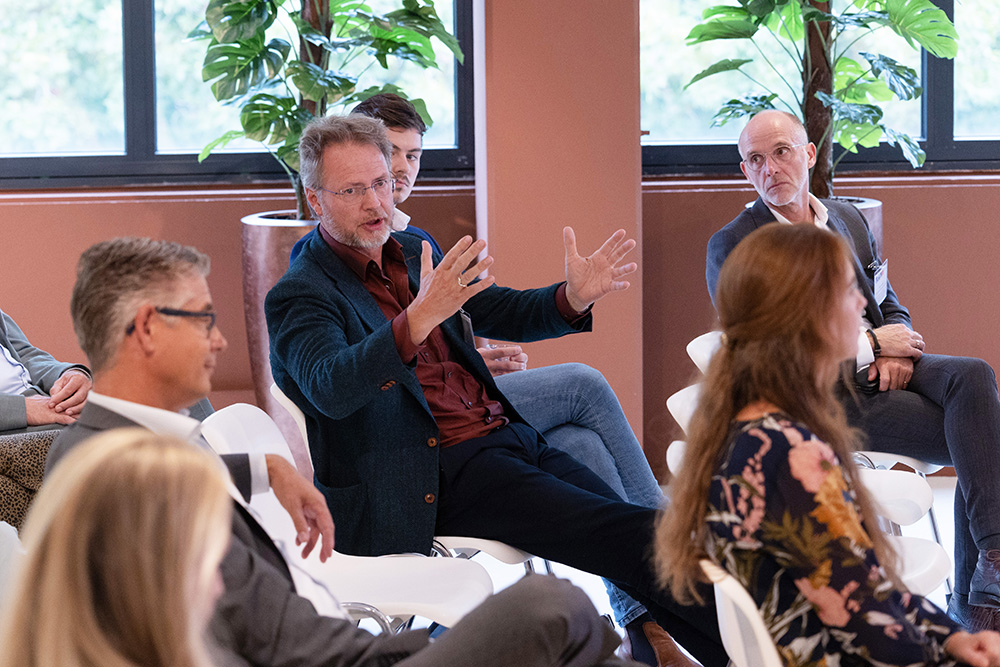 Erick Wuestman, grondlegger van de aanbestedingsmethode RIC, vult de sprekers aan 