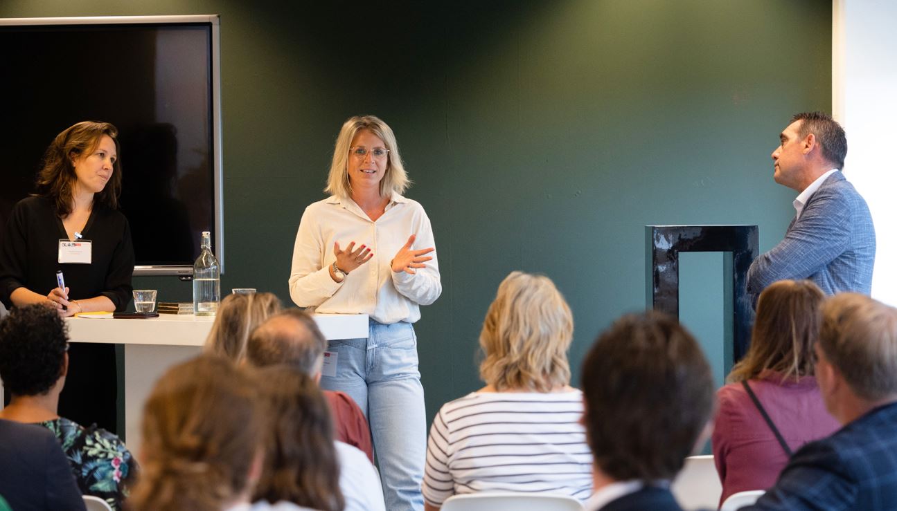 V.l.n.r. Froukje Terpstra, adviseur FM bij Twynstra Gudde, leveranciersmanager Miriam Brakband bij BAM en manager Klant & Projecten Peter van der Tas bij BAM. 