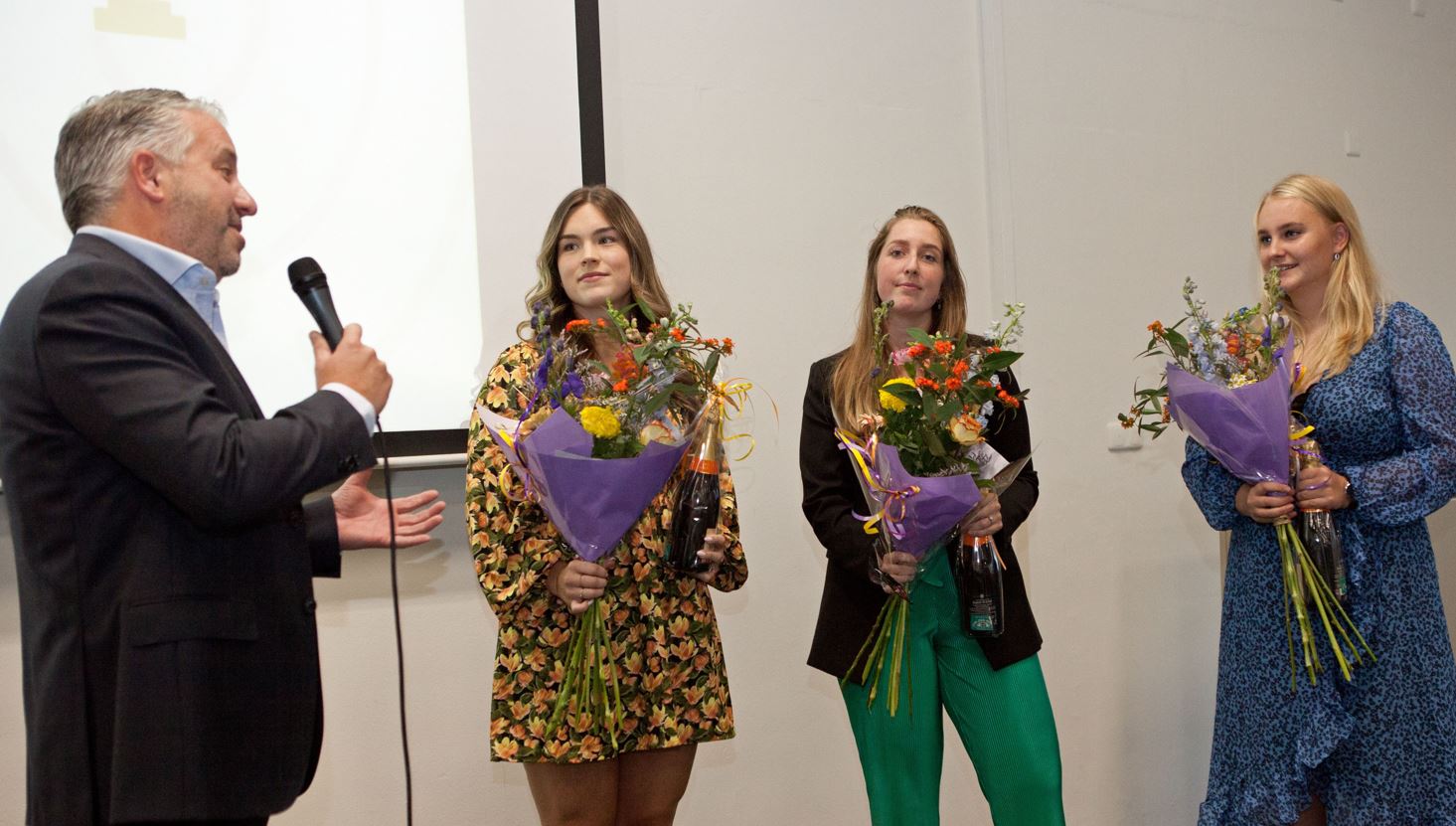  V.l.n.r: Rogier Verbeek (CEO Flexim Benelux), de genomineerden Hanneke de With en Jaimy Valk en awardwinnaar Maartje van der Spek.
