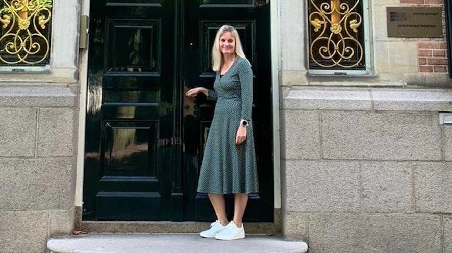 Inge Doornbos, contractmanager Facilitaire Zaken bij Provincie Groningen, voor het Provinciehuis.