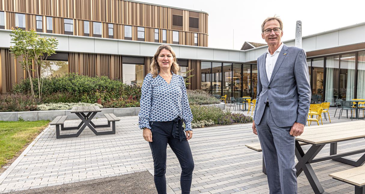 Manager Facilitair Bedrijf Meta van der Veen en Johan Jonker, gastvrijheidsmanager en facilitair adviseur bij Isala. 