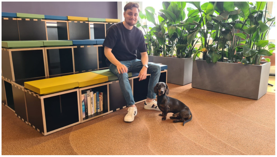 Jeroen Bors met zijn hond, op Take Your Dog To Work Day
