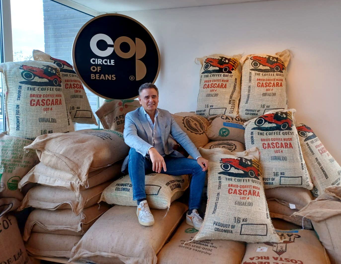 Patrick Koster: "Wat veel mensen niet weten, is dat er niet alleen CO2-uitstoot ontstaat bij het branden van koffie, maar ook wanneer het koffiedroes in een GFT-bak belandt."