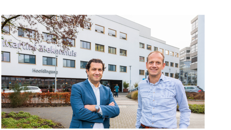 Pieter van de Graaf van The Food Office (l) en Jos Nijhof, directeur Facilitair Bedrijf (r)