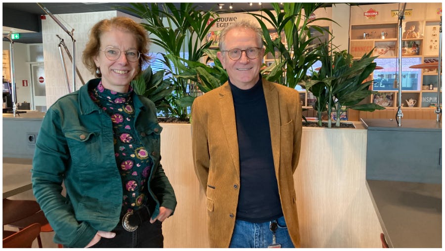 Nanette Unger, Manager FM & RE Nederland bij Jacobs Douwe Egberts en Jos Sommer, zelfstandig interieurarchitect in het nieuwe bedrijfsrestaurant van JDE in Utrecht