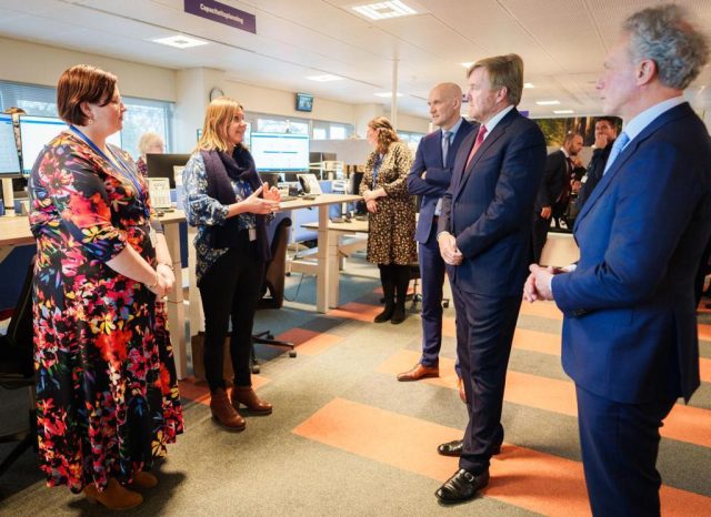 Werkbezoek Koning Willem Alexander en Minister Kuipers aan het Zorg Coördinatie Centrum in Zeist (beeld: ZCC)