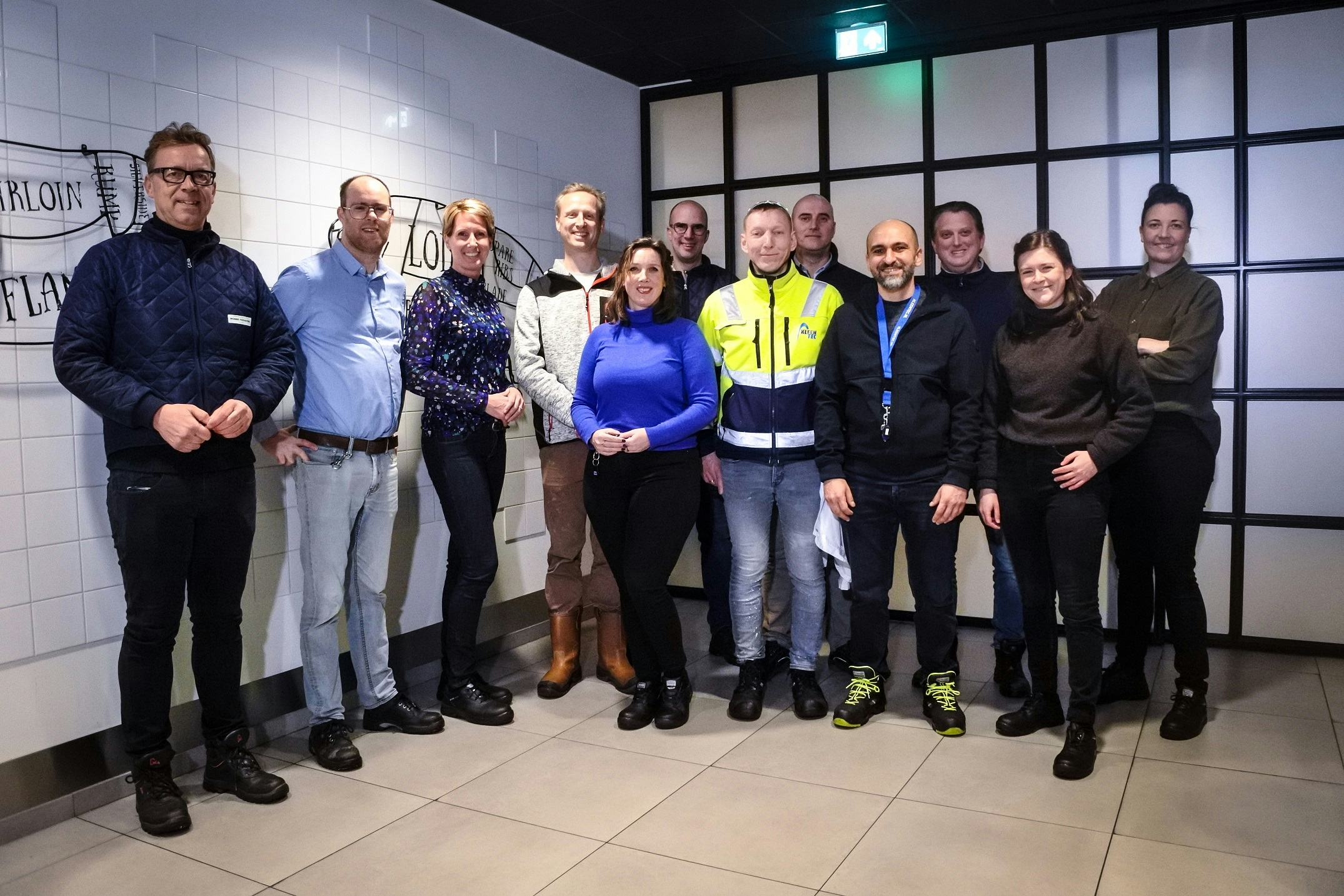 De projectleden tijdens de aftrap op 3 april. Van links naar rechts: Wobbe Feenstra (Manager Operations, Hilton Foods Holland), Dirk van Hedel (Business Performance Manager, Gom), Mieke Sprinkhuizen (Branchemanager Innovatie, Gom), Auke Nachenius (Lead engineer robotics, RoboHouse), Charlotte Morijn (Manager Performance Center, Gom), Ivo Ulle (medewerker safety and wellbeing, Hilton Foods Holland), Zoltan Bohner (objectleider Kleentec), Huub Kattenpoel (Business Unit Directeur, Kleentec), Ahmet Polat (operationeel manager, Kleentec), John van Koolwijk (Manager Kwaliteit en innovatie, Kleentec), Maartje van Proosdij (service designer RoboHouse), en Eva Verhoef (Coördinator innovatieprogramma, RoboHouse).