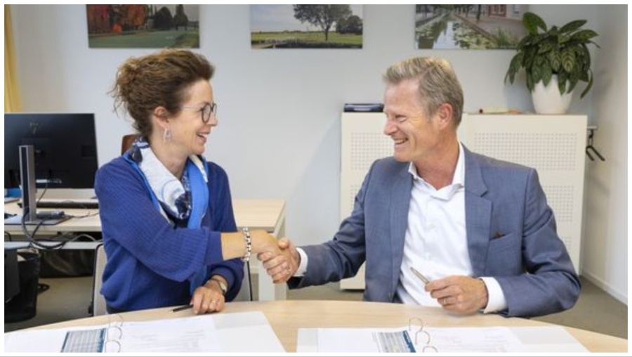Suzan Stadhouders (directie CSU) en Arnoud Weermeijer (lid Raad van Bestuur Reinier de Graaf) tijdens de contractondertekening