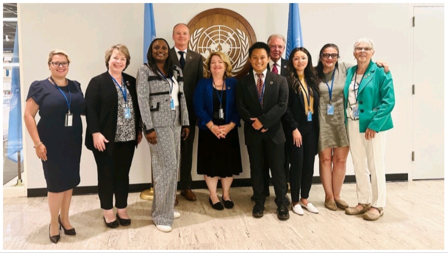 Delegatie van de International Facility Management Association (IFMA) Foundation, Mark Mobach vierde van links