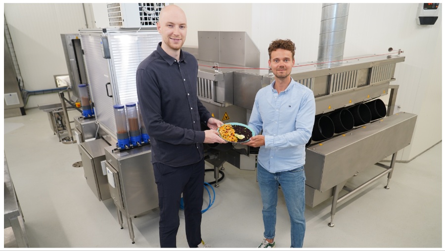 Douwe Driehuis van ISS en Jelle Sijm van Eatch presenteren een maaltijd, gemaakt door de robotkeuken
