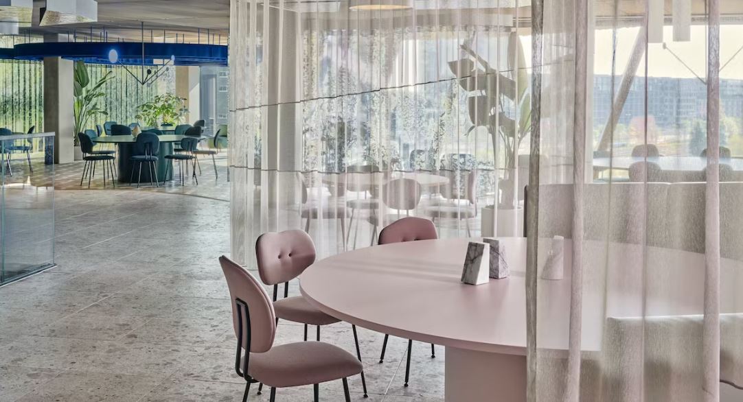 Chef's Restaurant in Booking.com. Beeld Maarten Willemstein