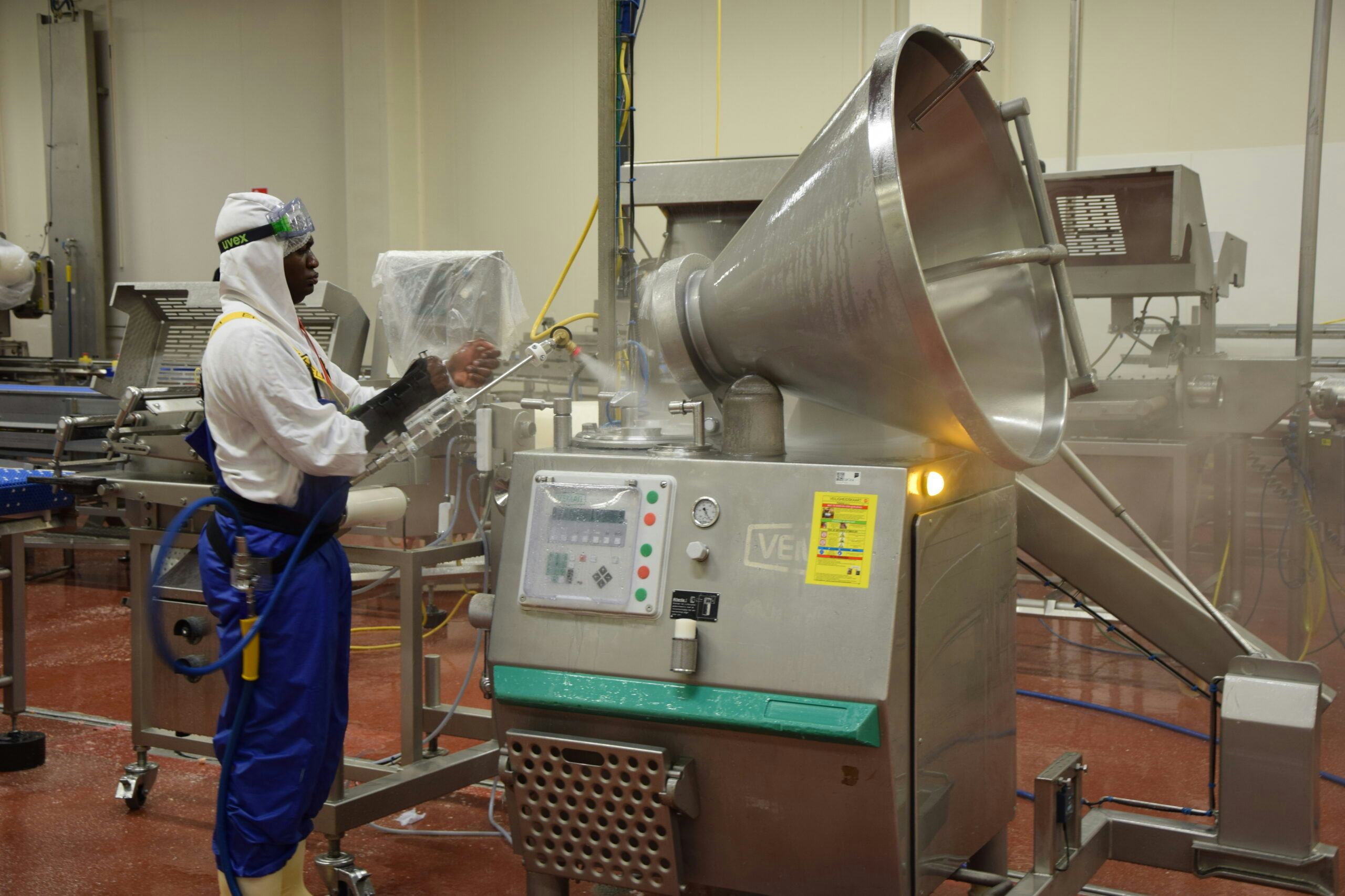 Mensen op de werkvloer helpen een handje in onderzoek naar werkverlichting