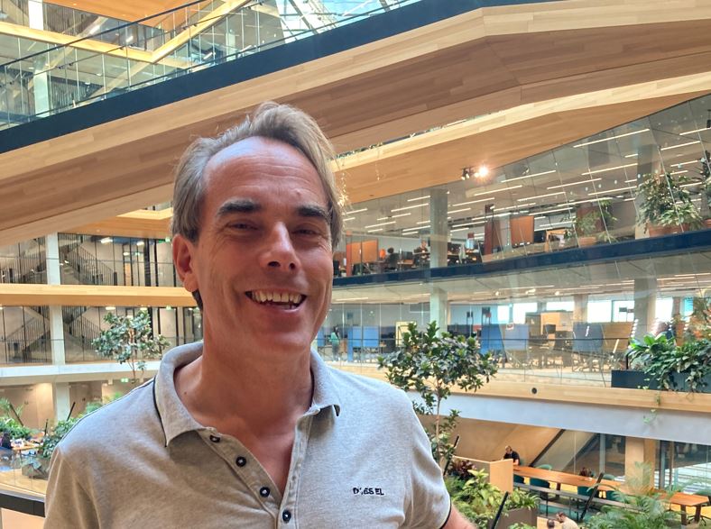 Marnix Mali, Director Real Estate & Workspace Services (REWS) bij Booking.com. 'Mensen veranderen, de wereld verandert. Haal dus voortdurend feedback op van gebruikers en probeer met de informatie echt iets te doen en zaken te veranderen.'