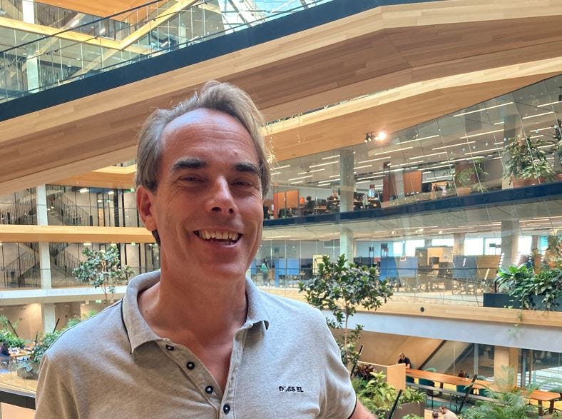 Marnix Mali, Director Real Estate & Workspace Services (REWS) bij Booking.com. 'Mensen veranderen, de wereld verandert. Haal dus voortdurend feedback op van gebruikers en probeer met de informatie echt iets te doen en zaken te veranderen.'