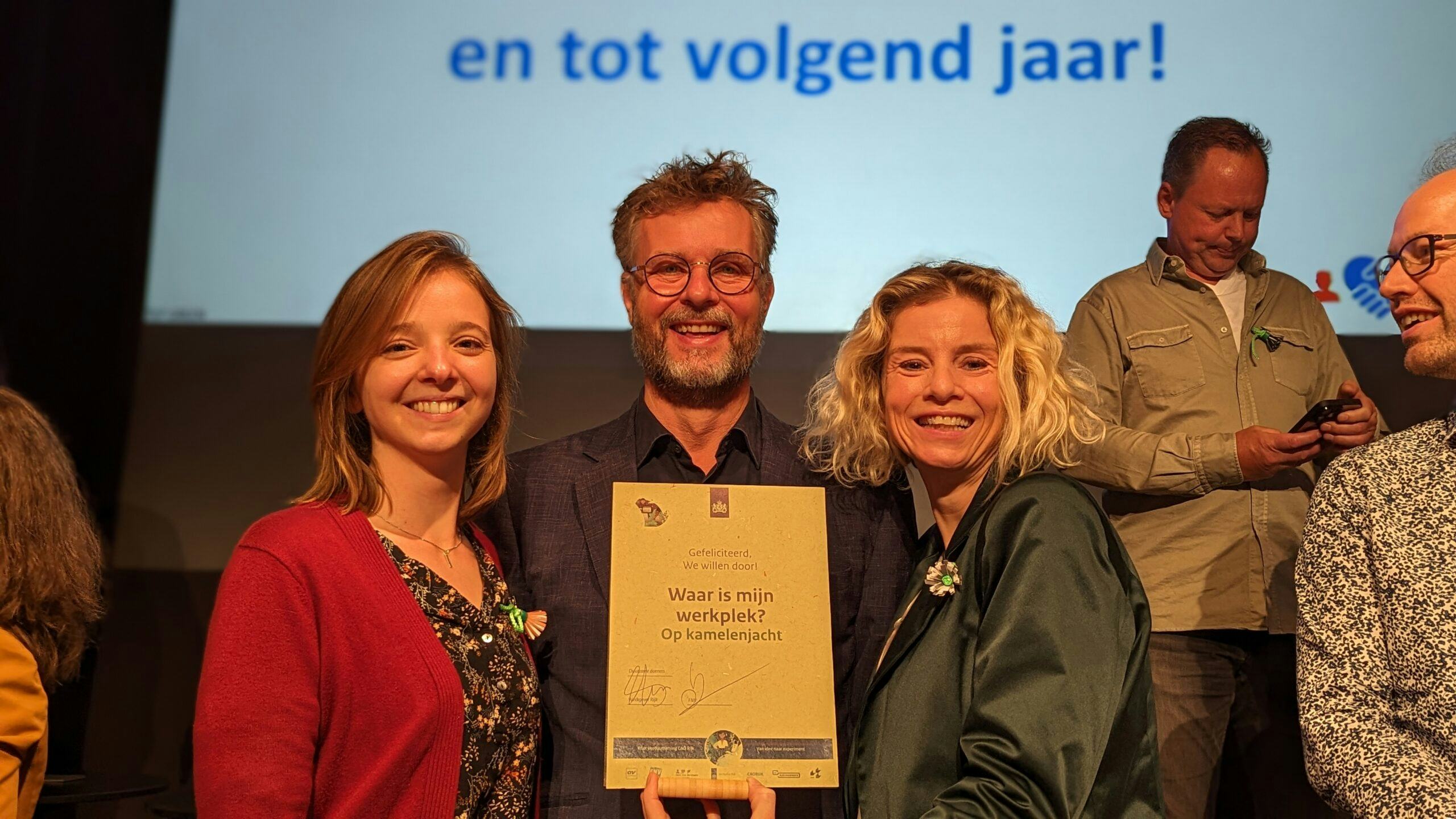 Harm van den Boogaard (programmamanager Vernieuwende Dienstverlening bij FMHaaglanden), met rechts Loes van Rijnsbergen (Rijksvastgoedbedrijf en links Daniëlle Broeze (ministerie van Infrastructuur en Waterstaat). Geheel rechts (half in beeld) Afrim Besten (Rijksvastgoedbedrijf).