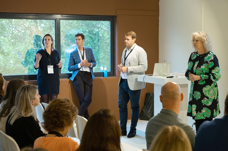 21 september, Facto Congres 2023. Met v.l.n.r. Froukje Terpstra (Adviseur FM bij TwynstraGudde), Bart Mak  (Managing Consultant bij VFM), Diedrik Broekman  (Head of Workplace Demand – Workplace Management bij ABN Amro) en Sylvia Booms–Hoogland
(Head of Supplier Management - Workplace Management bij ABN Amro). Foto: Cor Salverius. Blaricum. 