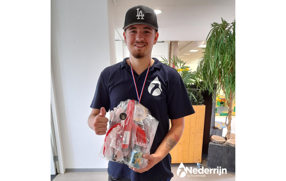 Nederrijn Schoonmaak zet kletsnatte schoonmaker in het zonnetje