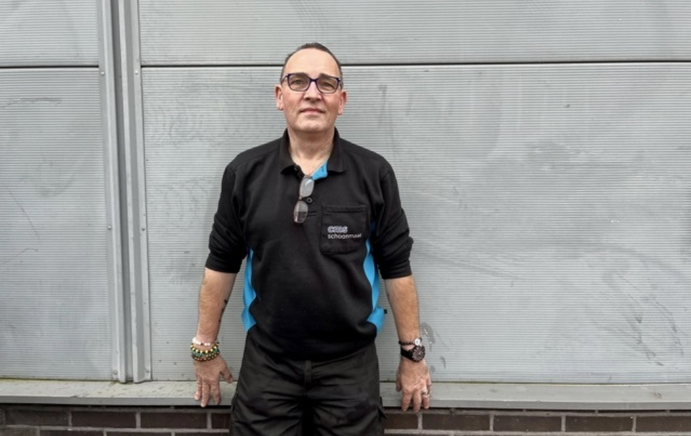 Bennie is dol op zijn werk: trappenhuizen schoonmaken