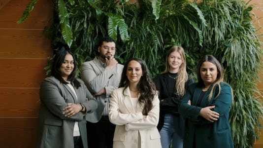 De eerste lichting mbo trainees, afgerond in 2023 (vlnr): Naiema Poese, Karim Rezgui, Hajar Benouahi, Joëlle Marks, Kardelen Acar.