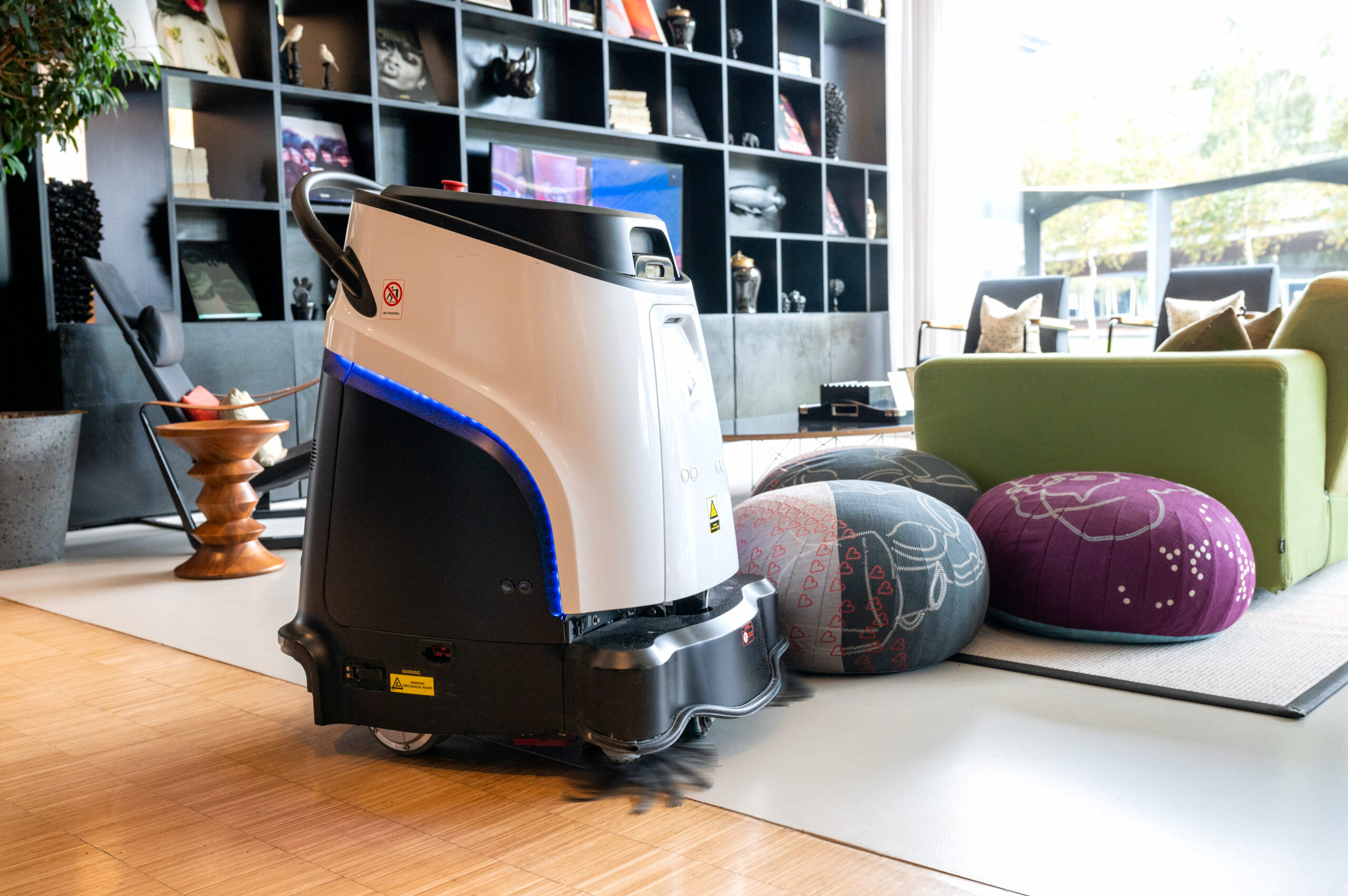Schoonmaakrobot bij het CitizenM Hotel Amsterdam Airport.

