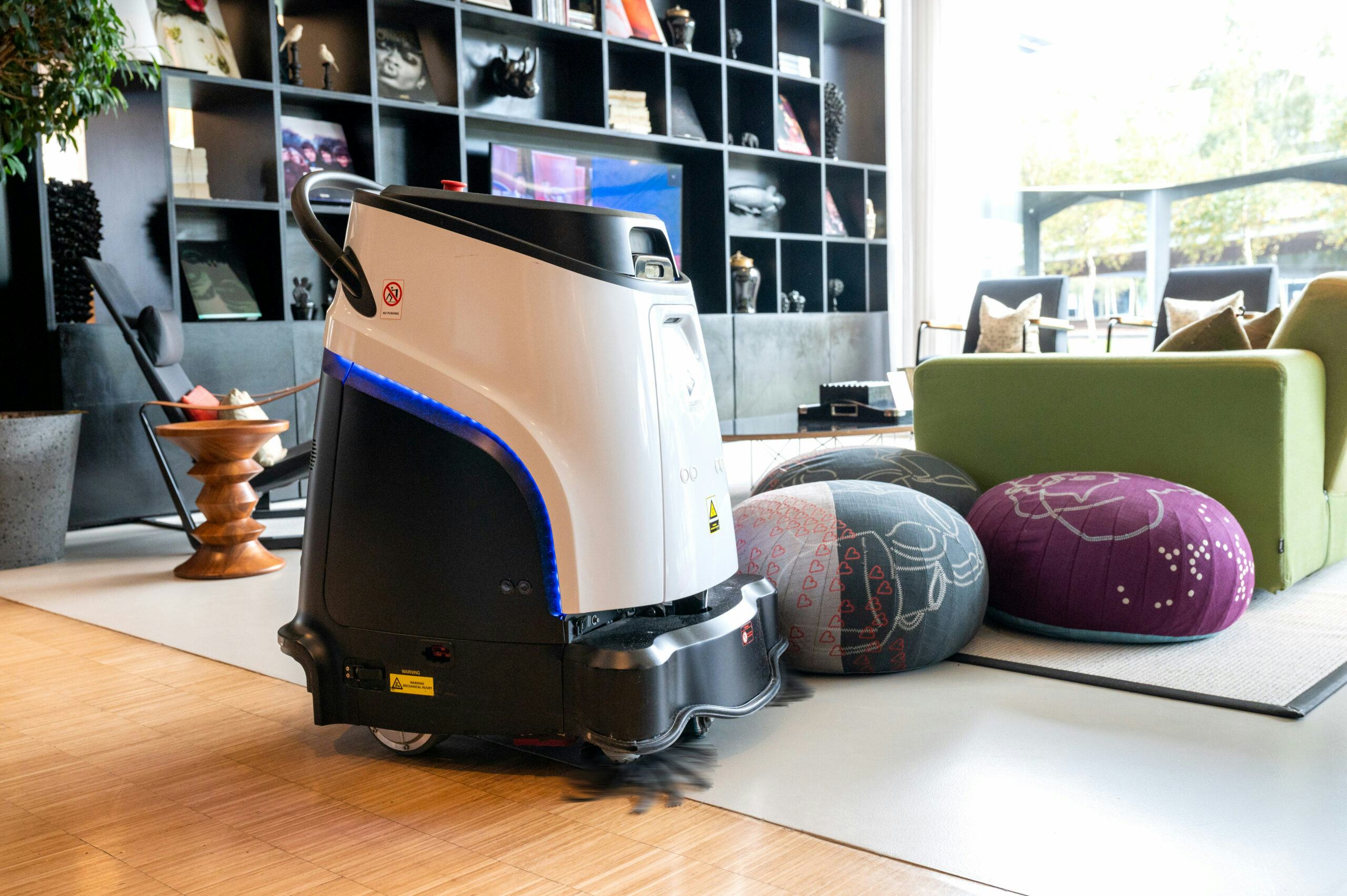 Schoonmaakrobot bij het CitizenM Hotel Amsterdam Airport.